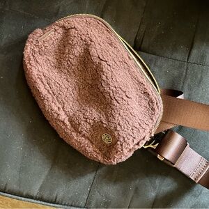 Lululemon Everywhere Fleece Belt Bag 1L Pink
Mist / Gold